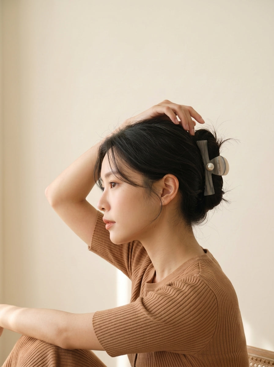 Model wearing Jadelle gray pearl hair claw