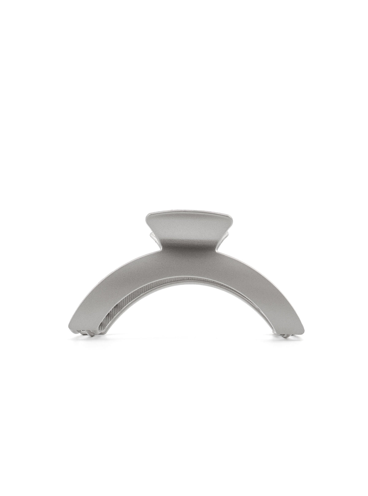 Jila hair claw in matte silver with sculptural curved design