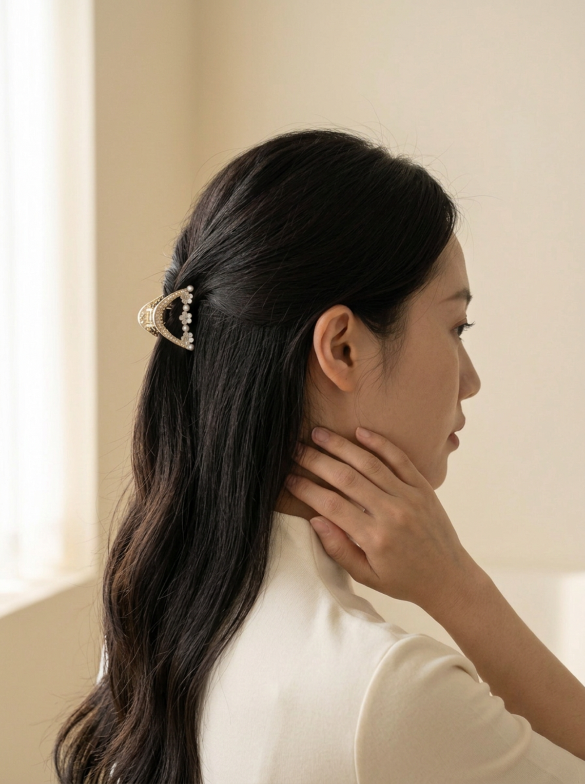 Jumi triangle mini hair claw with pearl detailing
