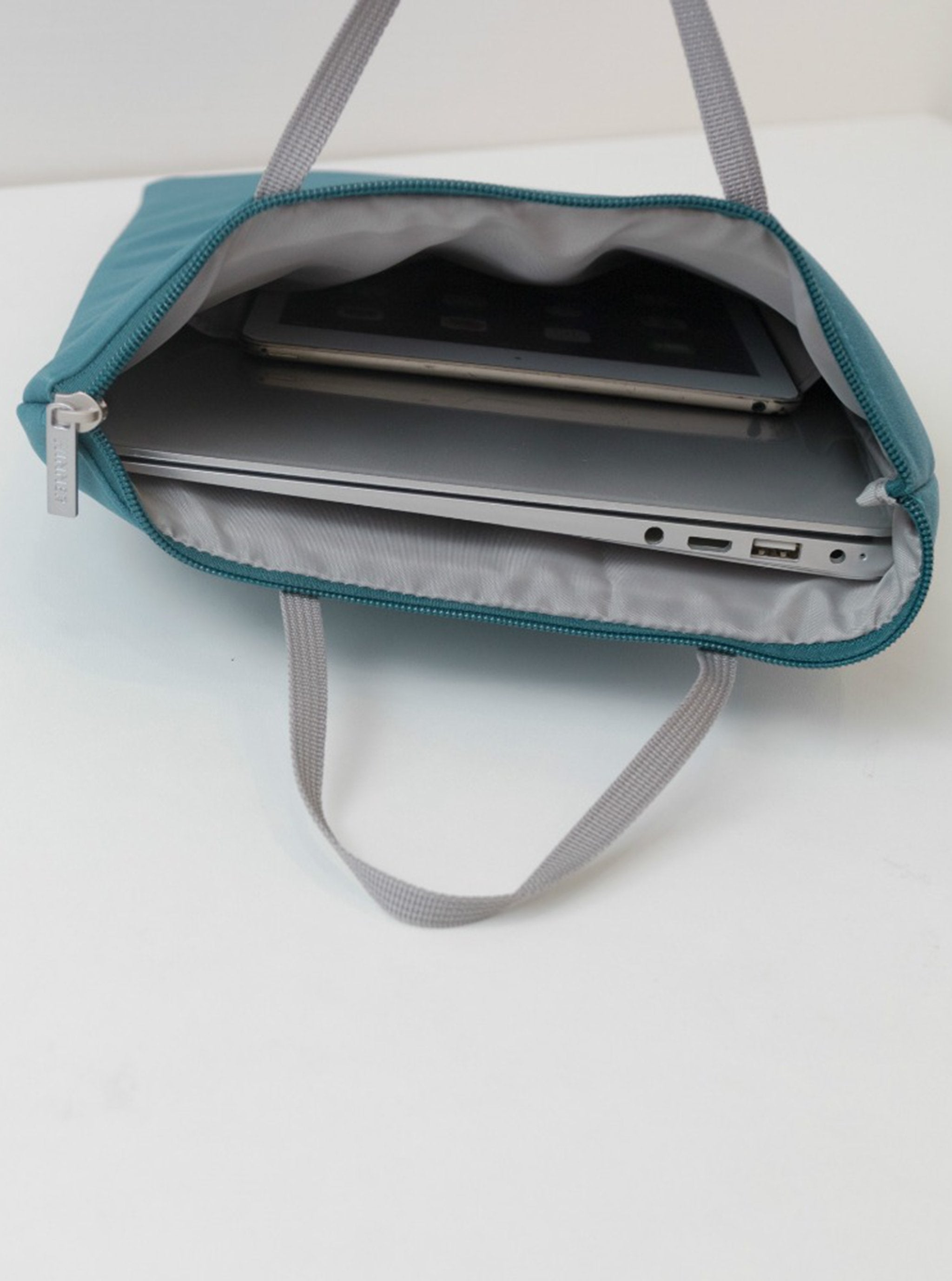 ZAN LABTOP/TABLET POUCH - Simplique Mode