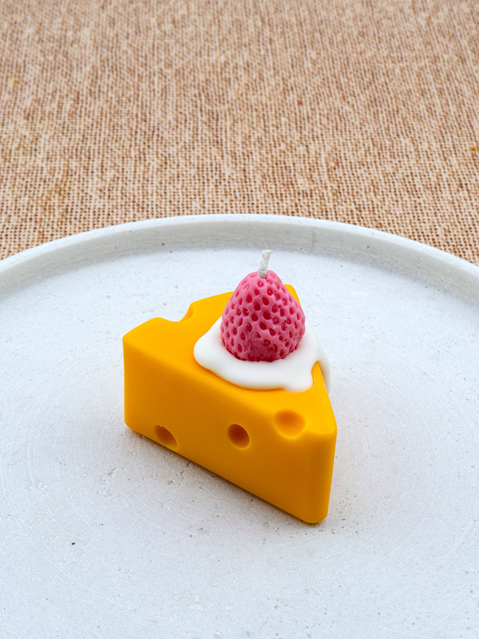 HANDMADE STRAWBERRY CHEESE SOY & BEESWAX CANDLE