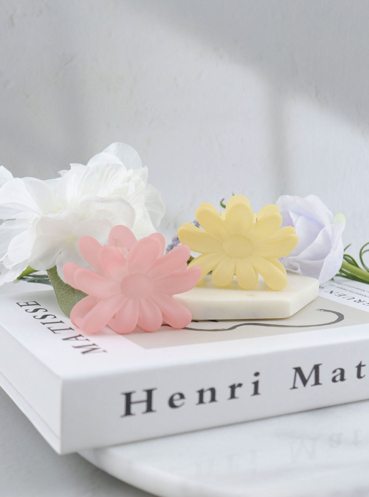 Jalee small daisy hair claws in creme and ice pink