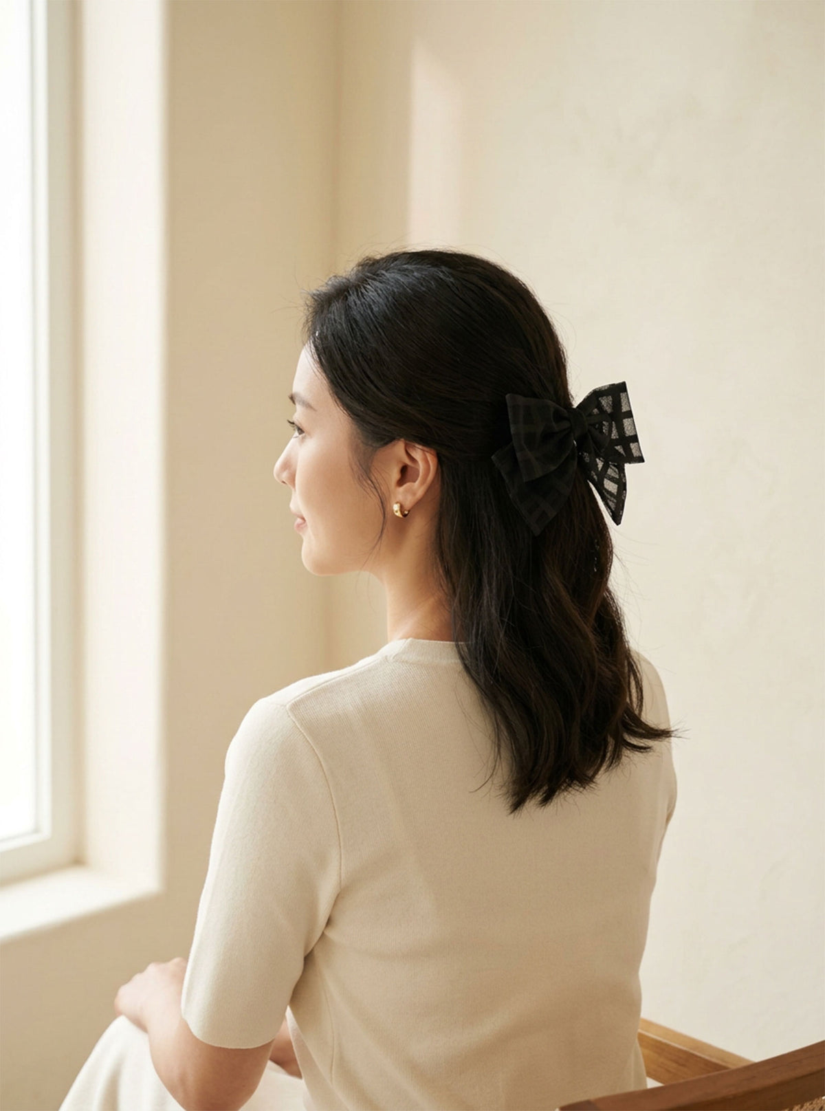 Model wearing Jenda Black checkered mesh bow clip