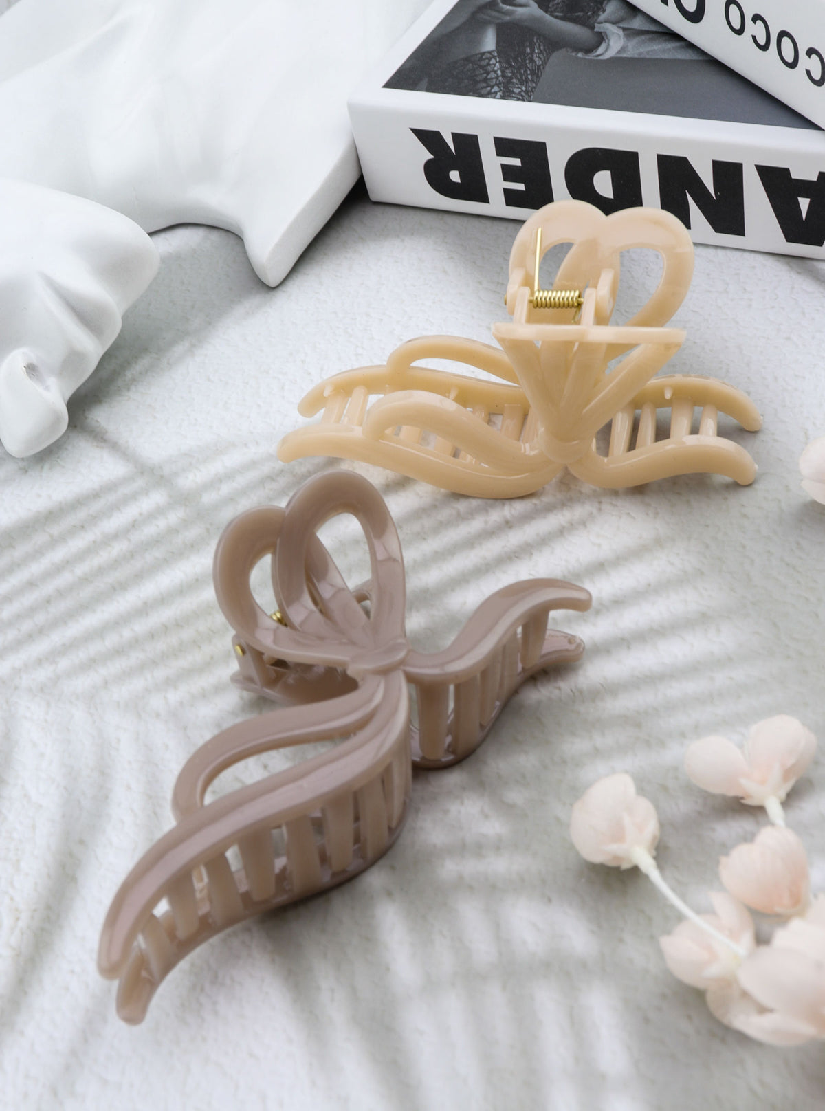 Jolanthe hair claws in ivory and beige